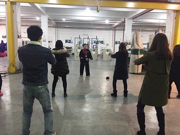 太极拳高手在j9九游会环保公司车间