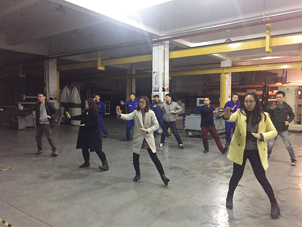 太极拳高手在j9九游会环保公司车间
