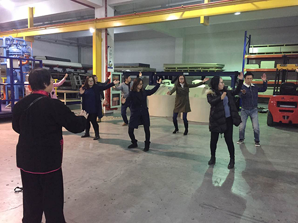 太极拳高手在j9九游会环保公司车间