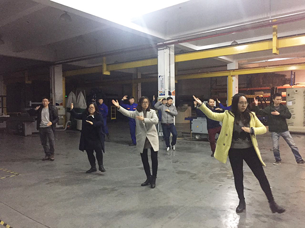 太极拳高手在j9九游会环保公司车间