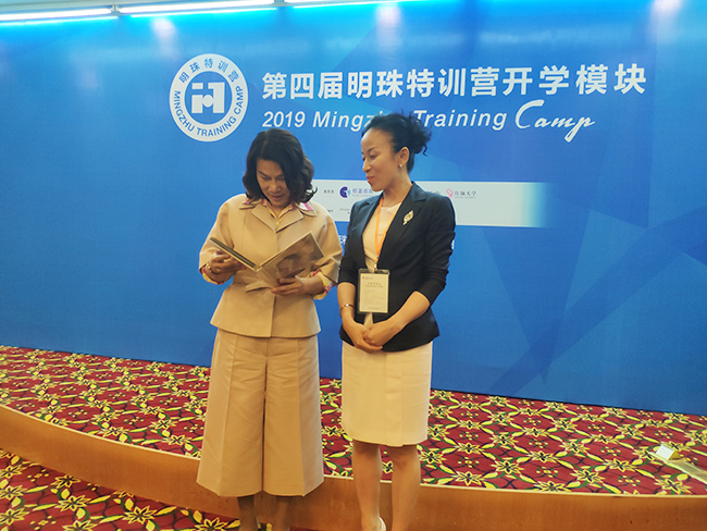 格力总裁董明珠与j9九游会常英董事长合影