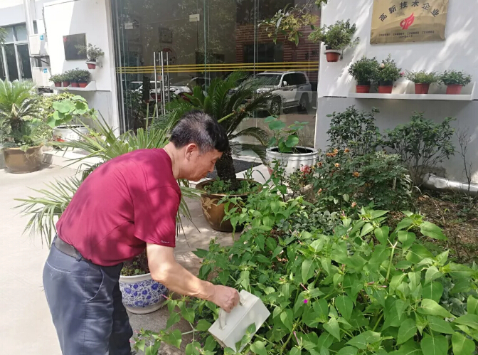 j9九游会的故事-打动人心的不仅仅只是这个背影