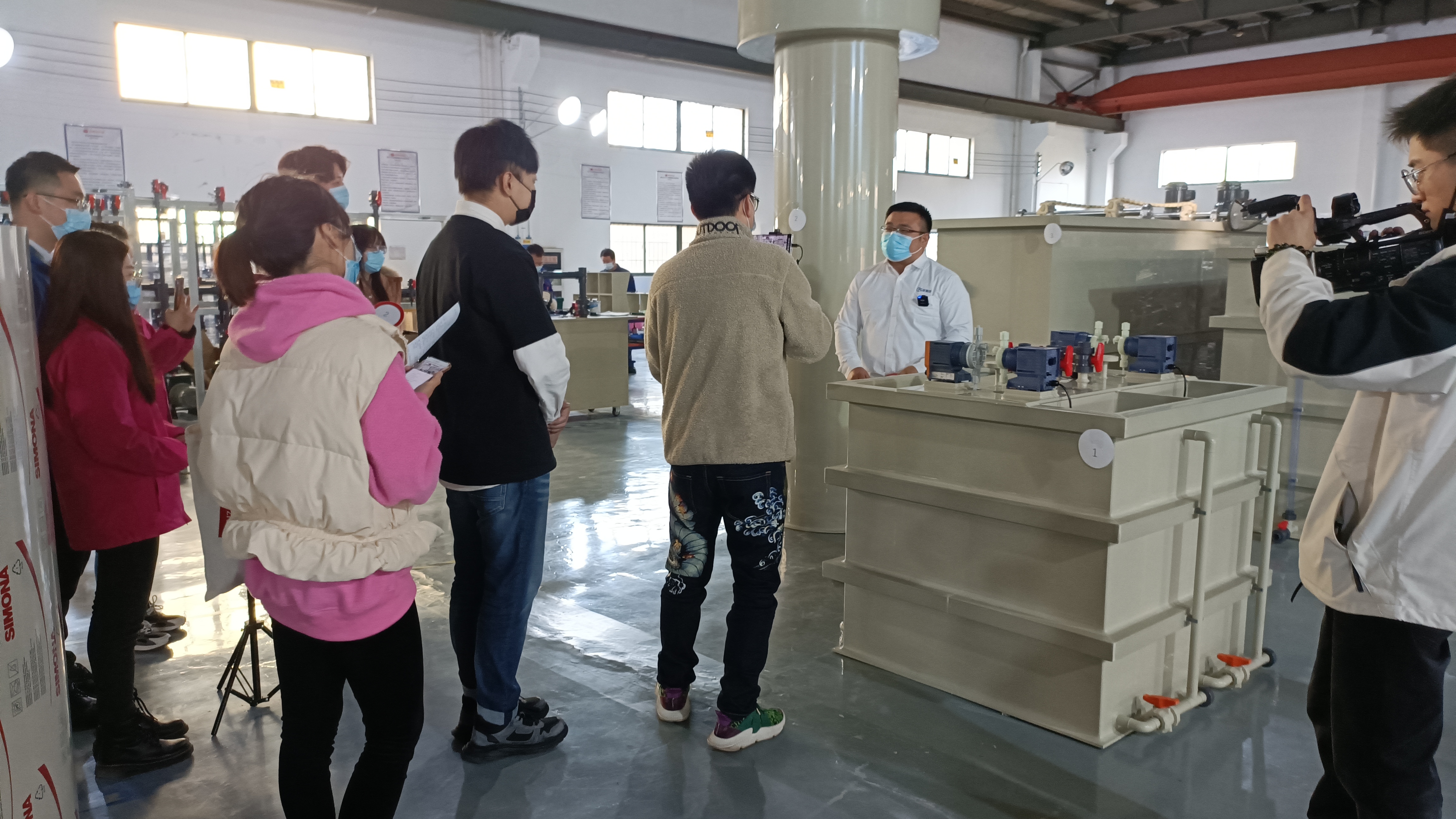j9九游会新员工作为带货主播模拟线上销售产品的比赛