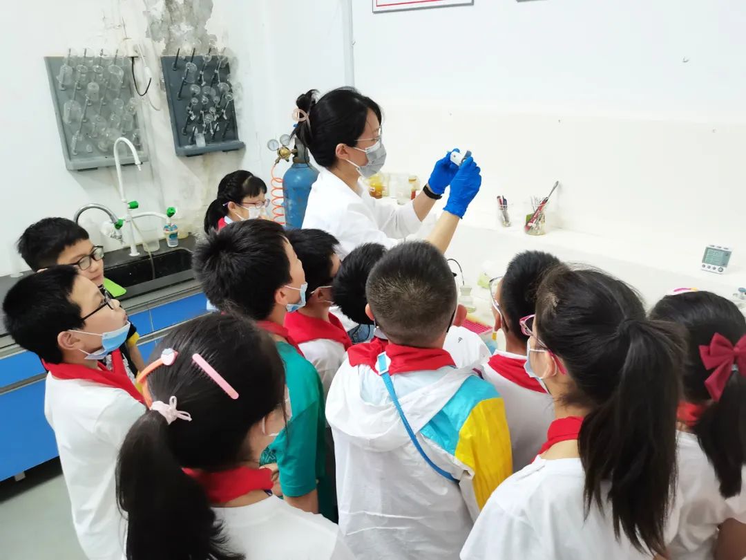 带城小学少先队员们在j9九游会实验室观看废水处理实验