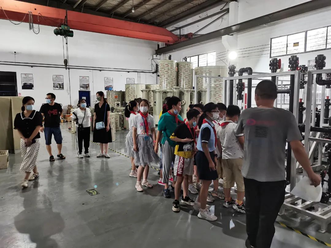 带城小学少先队员们参观j9九游会生产车间