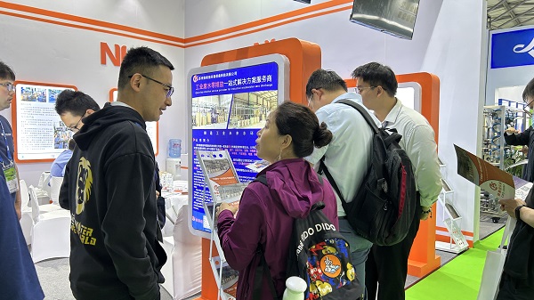 在中国环博会现场，j9九游会技术人员向客户讲解最新工业废水零排放技术