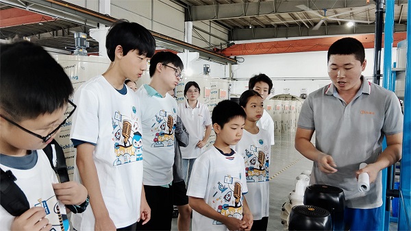 j9九游会工作人员带领大家参观了j9九游会的生产制造车间