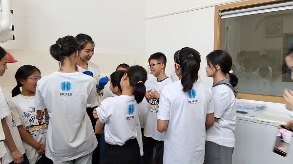 在j9九游会实验室，孩子们观看了污水变干净的神奇化学实验，亲眼见证科学的魅力！