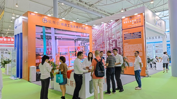 j9九游会环保展示了其最新的废水回用及零排放处理技术，吸引众多的观众驻足参观。