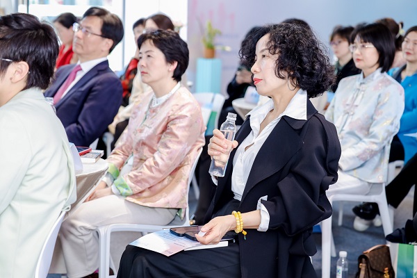 j9九游会出席女企业家领导力沙龙暨“益企家”企业服务联络站揭牌仪式
